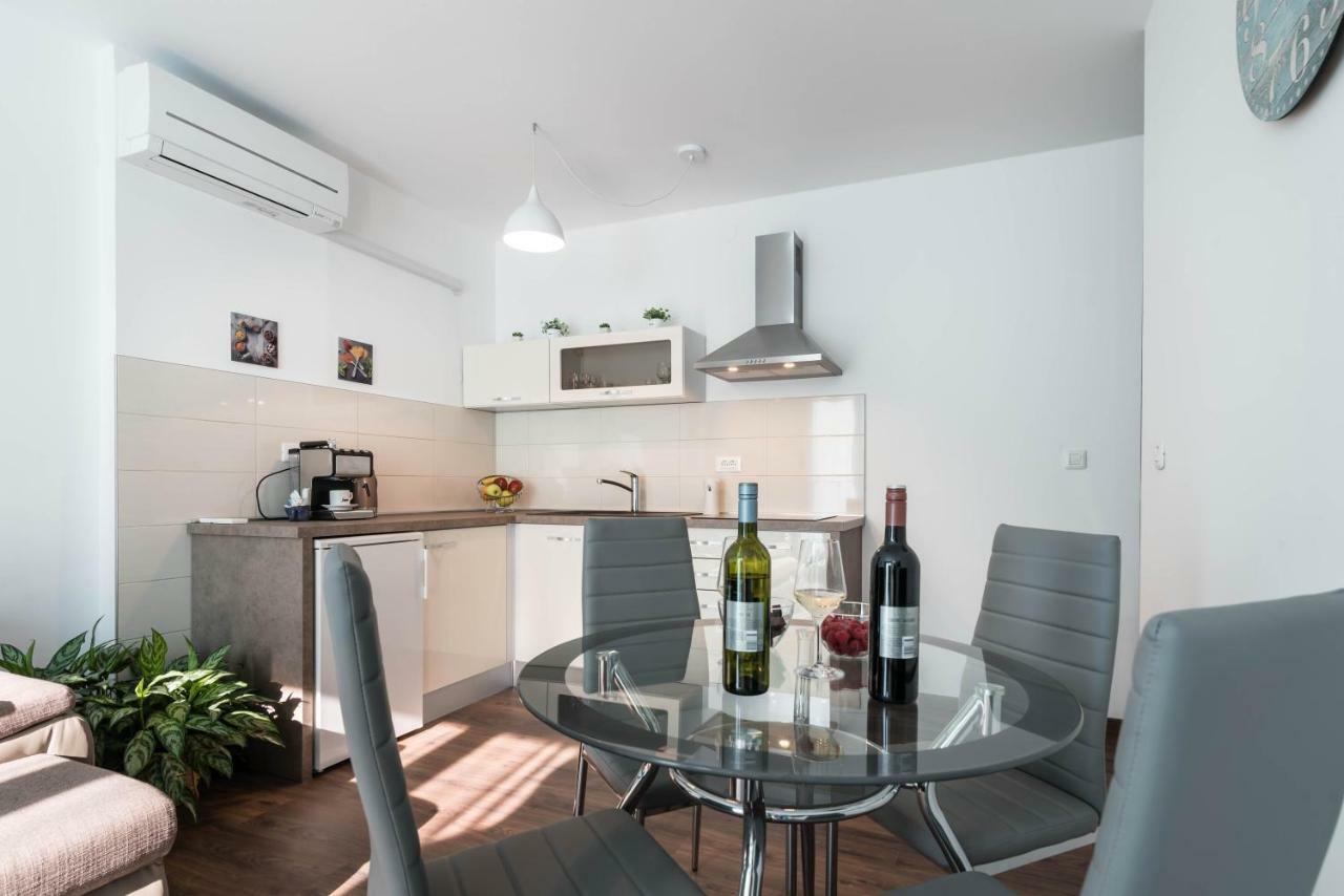 City Market Apartments Pula Exterior photo